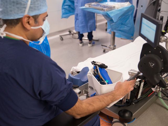 Il PRECEYES Surgical System, prima dell’intervento chirurgico, al Rotterdam Eye Hospital.